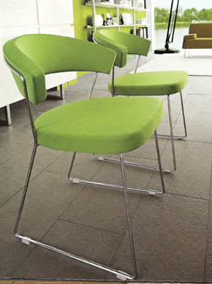 Stühle, der zeitgenössischen italienischen Waschbecken und  der Accessoires
